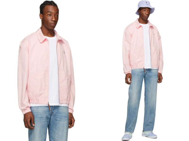 Alt: Chàng trai năng động trong set đồ áo khoác dù màu hồng pastel và quần jeans xanh nhạt, phối cùng giày sneaker trắng.