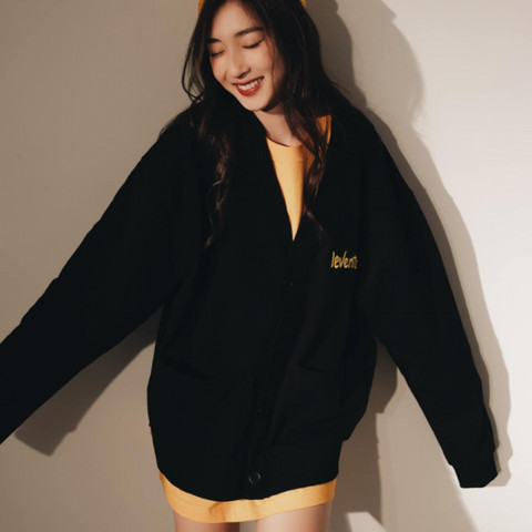 Áo cardigan với chân váy