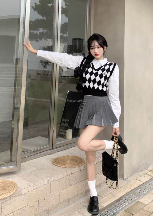 Áo gile mix chân váy xếp ly trẻ trung