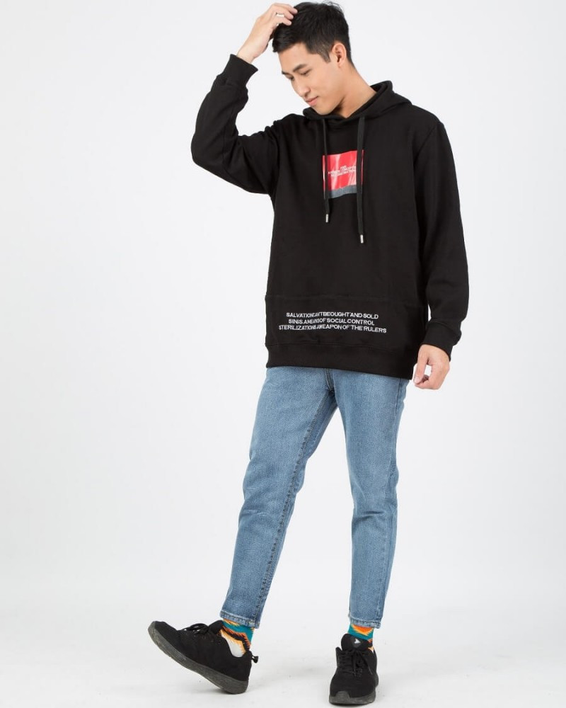 Áo hoodie cá tính kết hợp quần jeans bụi bặm