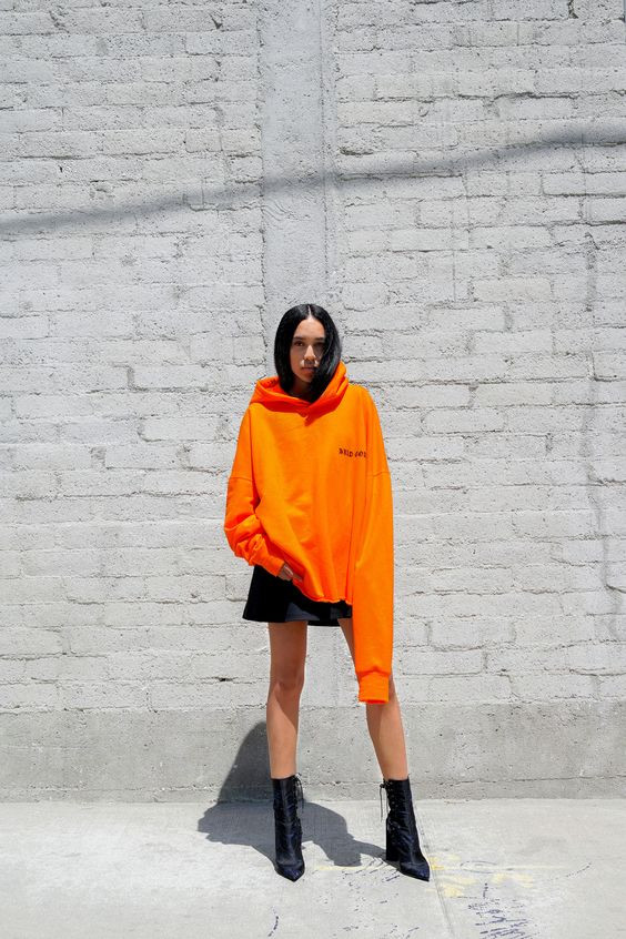 Áo hoodie mix cùng chân váy xòe