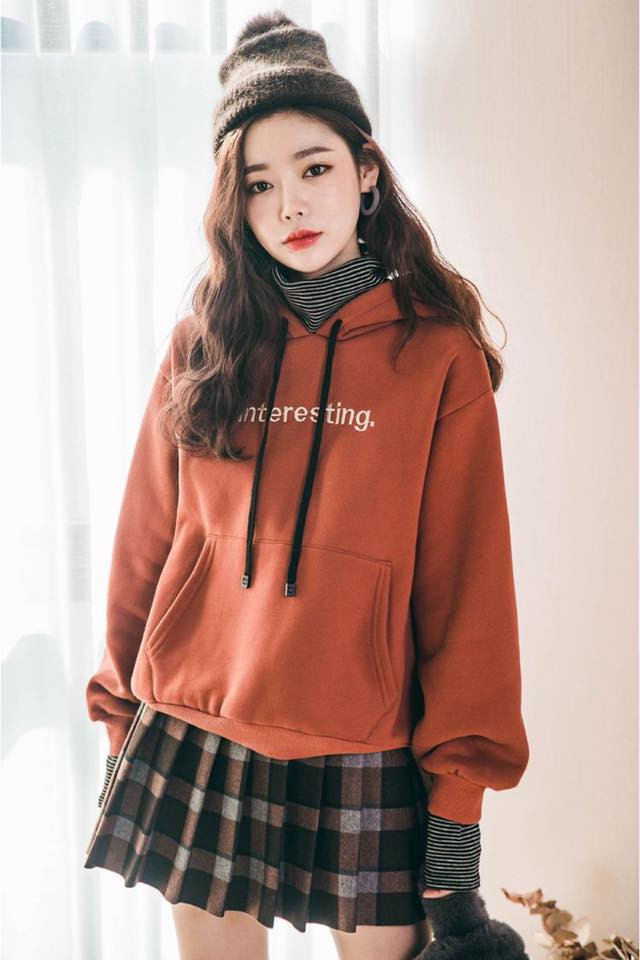 Áo hoodie và chân váy ngắn