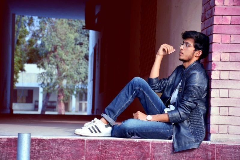 Áo khoác da cùng quần jeans xắn gấu mang lại phong cách chất chơi