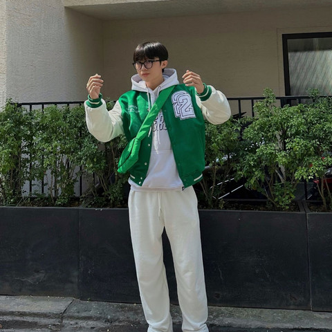 Áo khoác varsity kết hợp cùng quần jogger