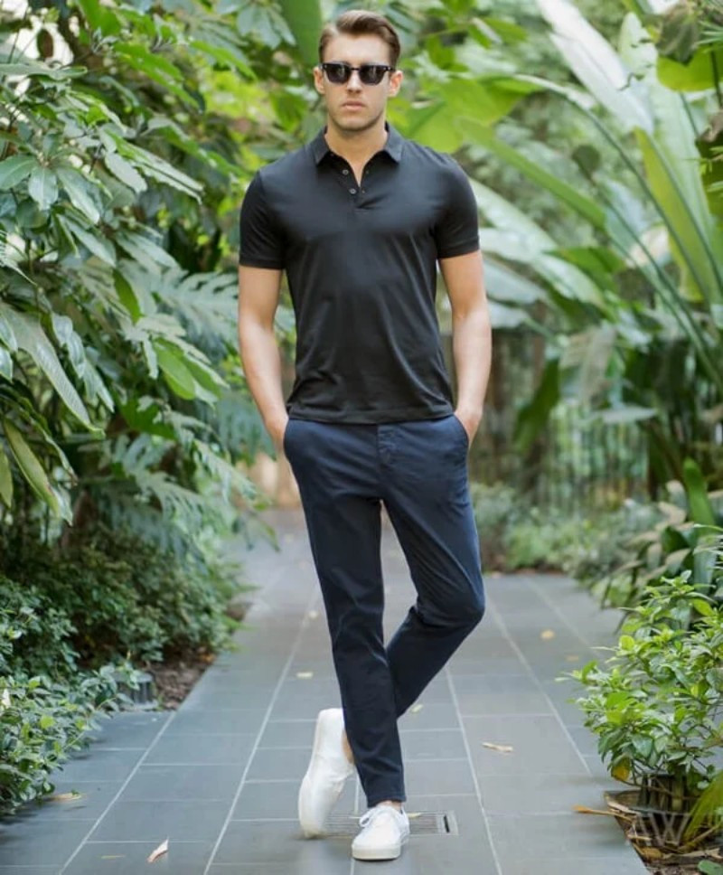 Áo polo/ áo phông cùng quần jeans hoặc quần chinos mang đến outfit gọn gàng và bảnh bao