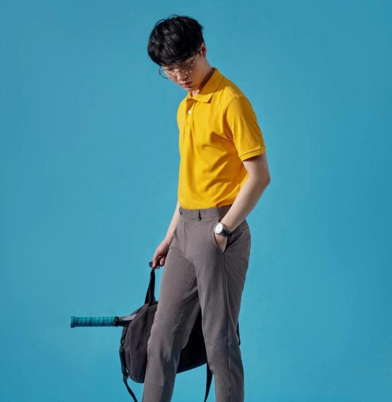 Áo polo và quần tây cách điệu phù hợp với bữa tiệc tại nhà.