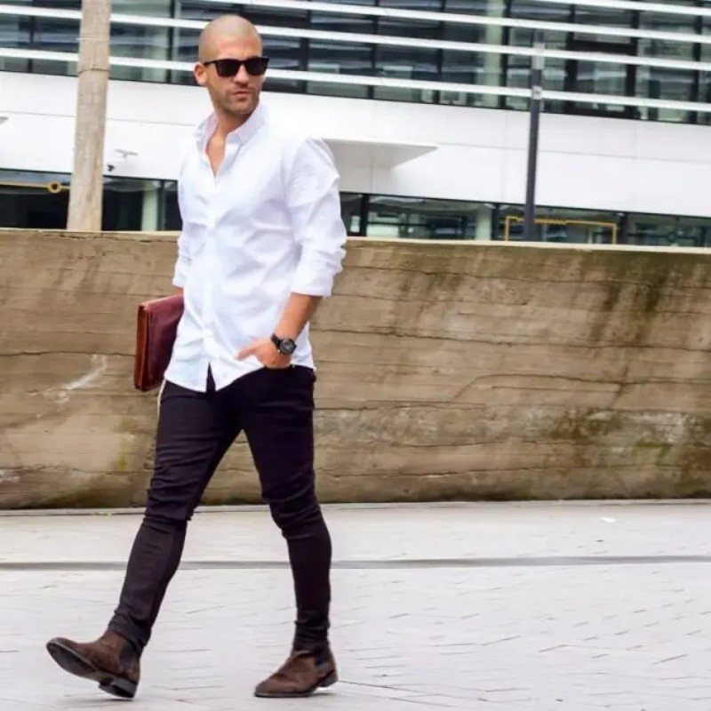 Áo sơ mi kết hợp với quần skinny tạo ra vẻ ngoài thanh lịch, phù hợp cho nhiều dịp khác nhau.