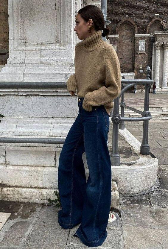 Áo sweater cổ lọ thời thượng cùng quần jean ống rộng