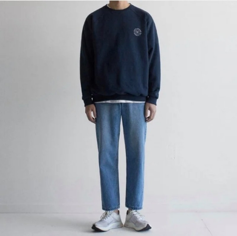 Áo sweatshirt và quần jeans tạo phong cách trẻ trung và năng động