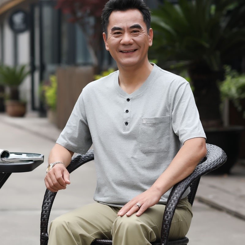 Áo thun cổ tròn giúp bạn thêm phần trẻ trung.