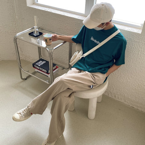 Áo thun màu xanh mặc với quần kaki