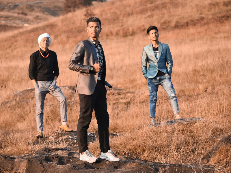 Áo vest và quần jeans tạo nên phong cách độc đáo.