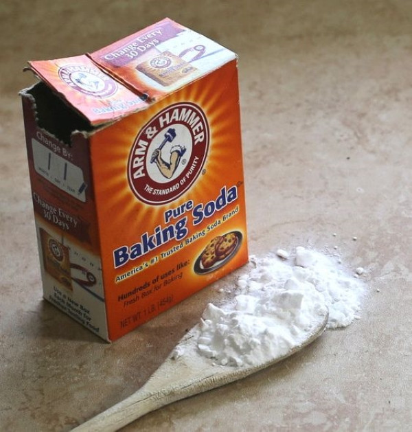 Baking soda giúp tẩy vết ố hiệu quả