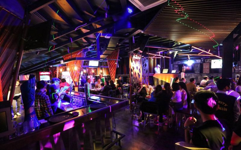 Chọn trang phục đi bar cho nam lịch lãm và bao ngầu