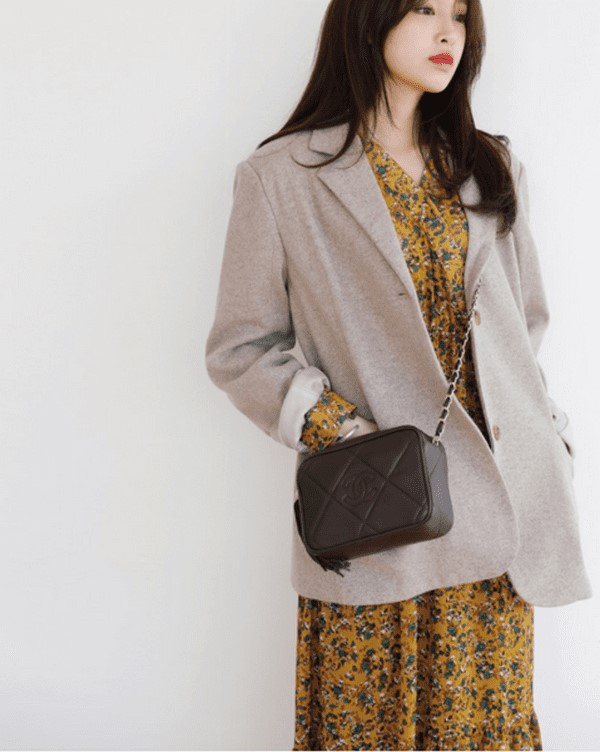 Cách phối đồ cho người lùn nhã nhặn - Blazer cùng váy hoa nhí