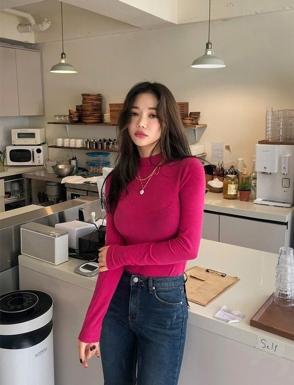 Cách phối đồ cho người lùn thanh lịch cùng áo cổ lọ và quần jeans cạp cao