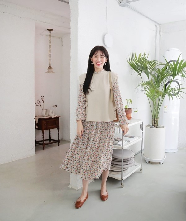 Cách phối đồ cho người lùn thịnh hành - Váy hoa nhí và áo len