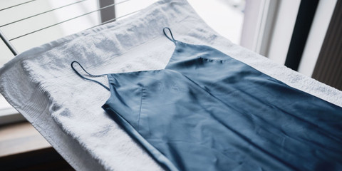 Cách vệ sinh vải silk