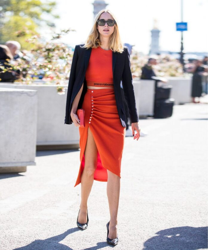 Chân váy bút chì kết hợp cùng áo croptop