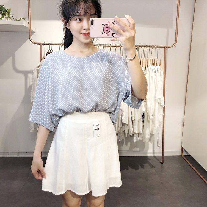 Chân váy trắng phối áo phông