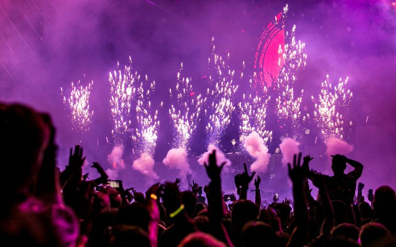 Club chuyên hoạt động về đêm, cao cấp hơn bar và quy định khá nghiêm ngặt