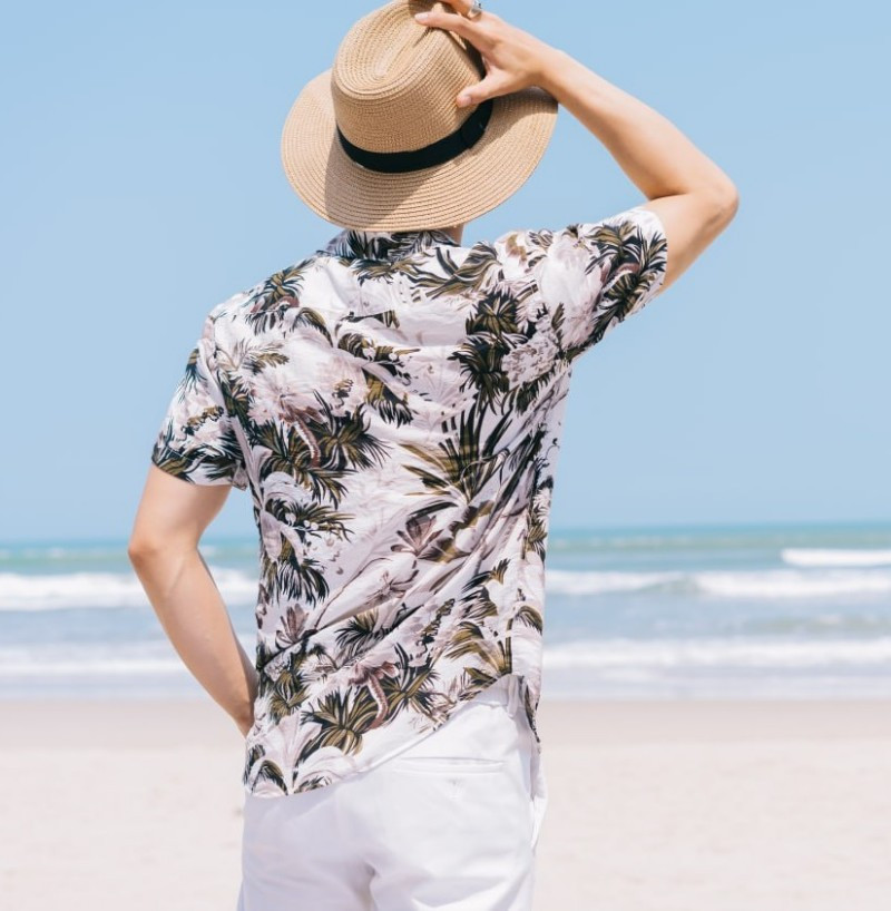 Combo áo phông, quần short cùng một chiếc mũ cá tính