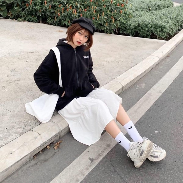Đa dạng phong cách cùng áo hoodie và chân váy