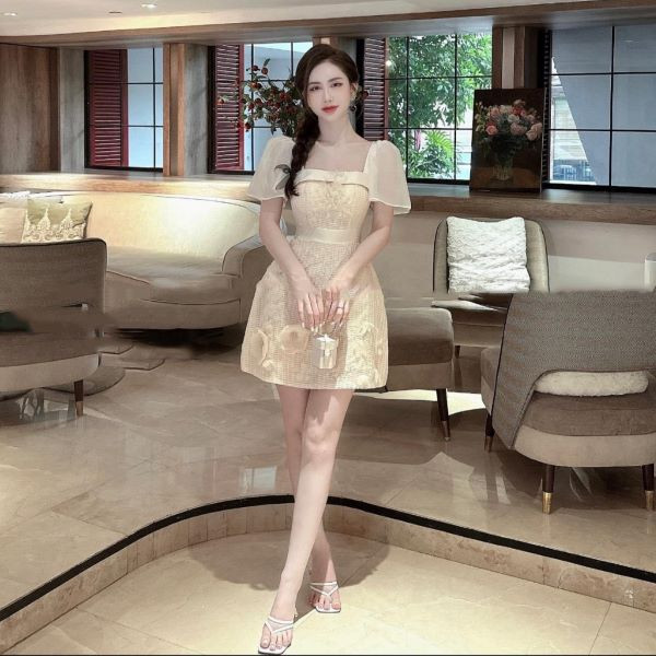 Đầm cổ vuông thanh lịch