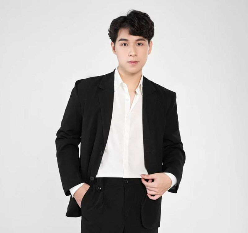 Đẳng cấp, sang trọng cùng vest nam công sở.