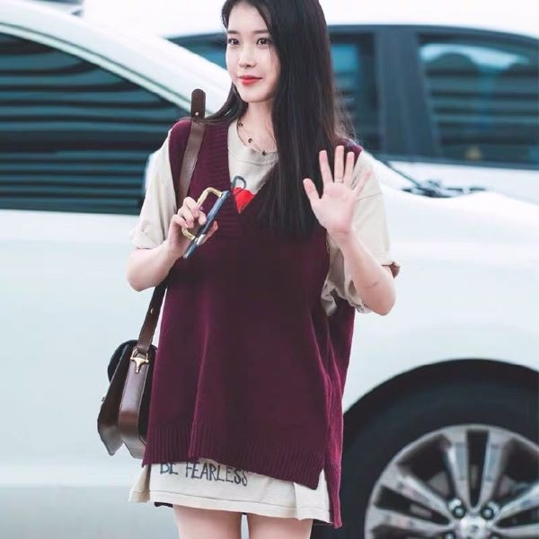 Diễn viên IU trong áo gile