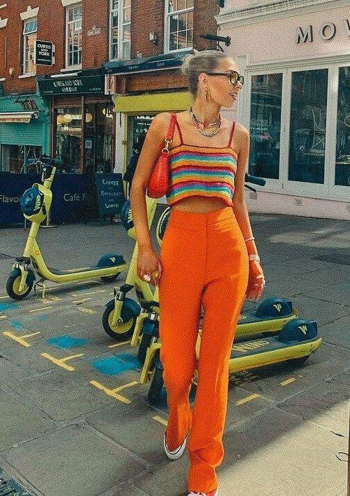 Độc đáo cùng áo hai dây sọc nhiều màu cùng chiếc quần ống rộng cam