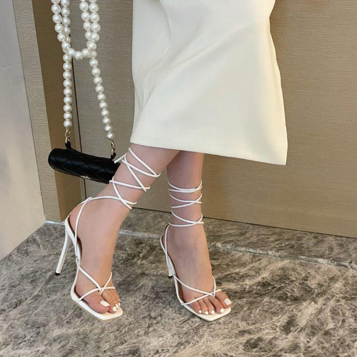 Giày cao gót sandal dây buộc.