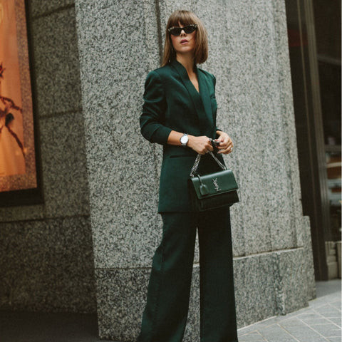 Idea phối quần màu xanh với áo khoác blazer xanh