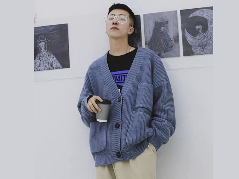 Mẫu áo Cardigan ban đầu được thiết kế dày ấm với phần cổ phía sau cao