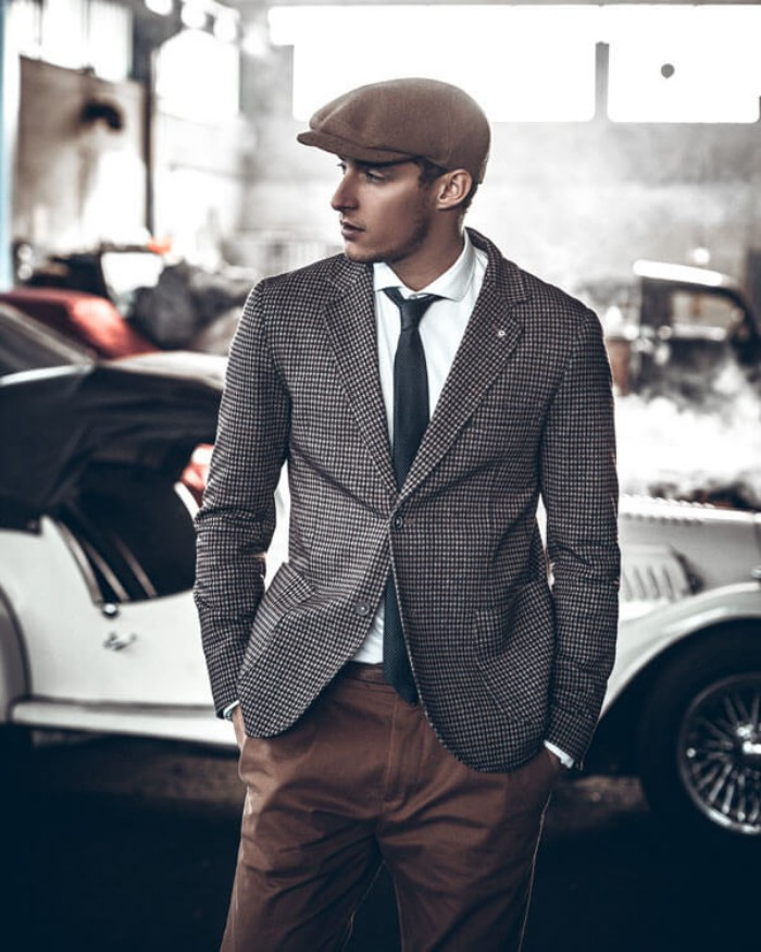 Mũ lưỡi trai vintage khi được phối cùng áo dạ và khăn len dáng dài