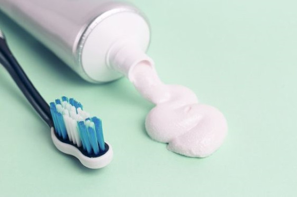 Nên sử dụng kem đánh răng màu trắng để tẩy ố