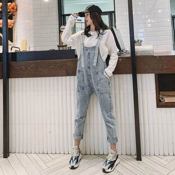 Phối áo hoodie mỏng với chiếc yếm quần đơn giản