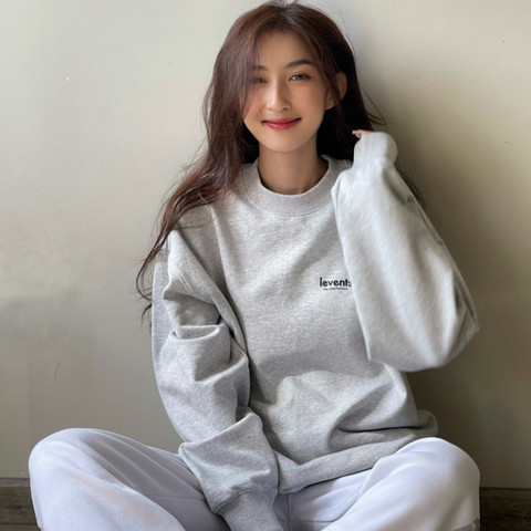 Phối cùng áo sweater trẻ trung