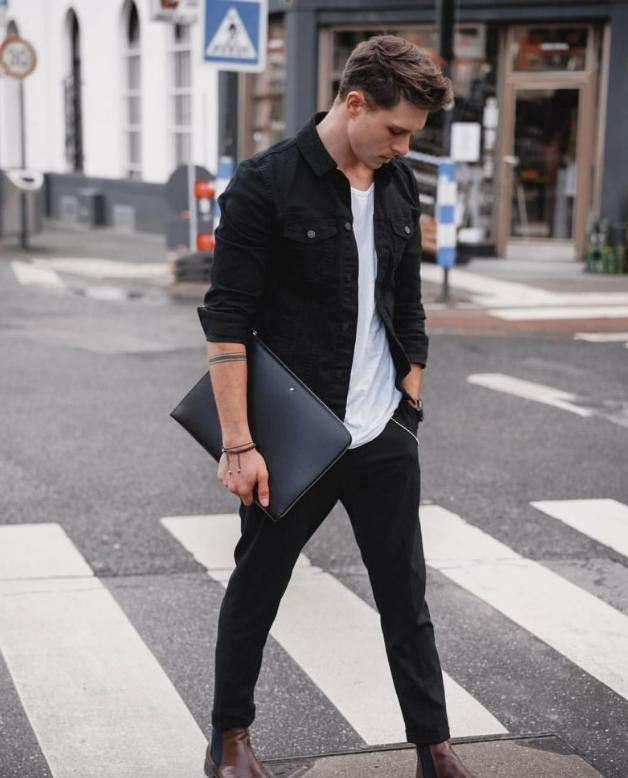 Phối đồ đi bar với đồ jeans và áo thun trắng