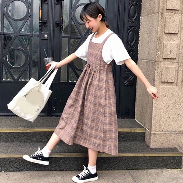 Phối đồ mùa hè với quần short denim và áo sơ mi caro