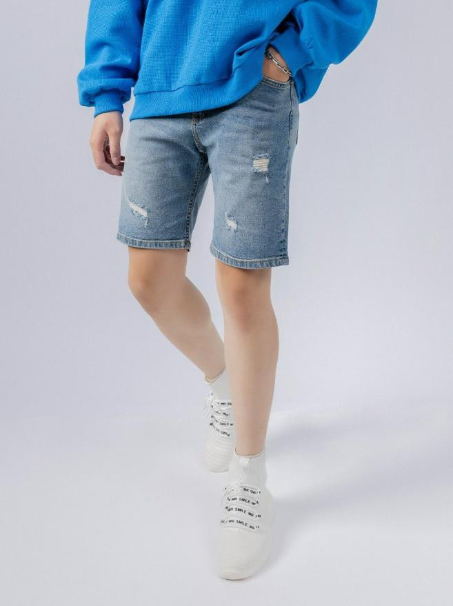 Phối giày thể thao với quần short năng động