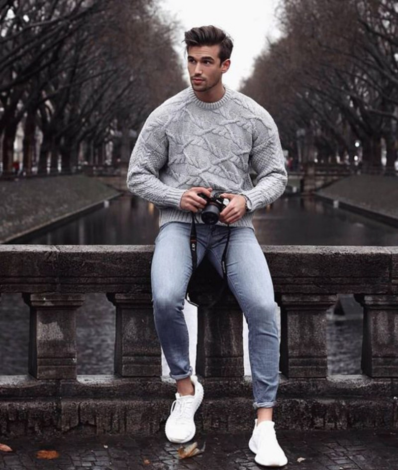 Phối hợp quần skinny và áo len tạo dáng vẻ thời trang và ấm áp cho mùa đông.
