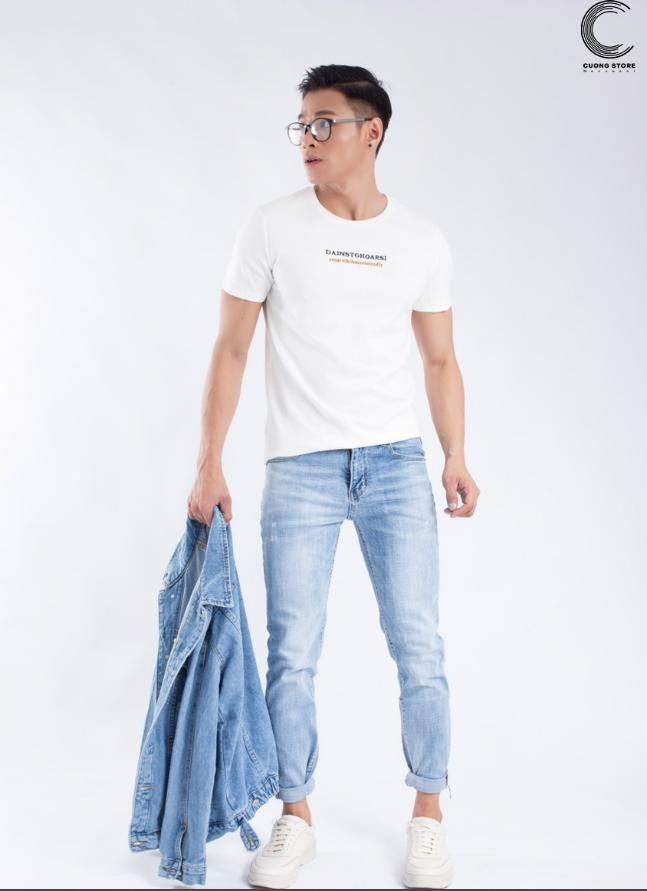 Phong cách công sở trẻ trung năng động cùng áo thun và quần jean.
