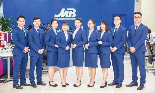 Phụ kiện thêm phần thu hút cho đồng phục toàn diện