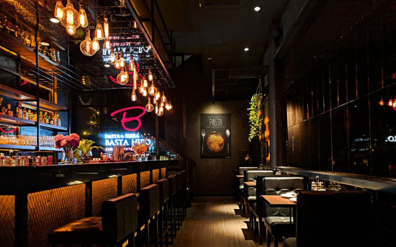Pub gần giống bar nhưng có không gian nhẹ nhàng và yên tĩnh hơn