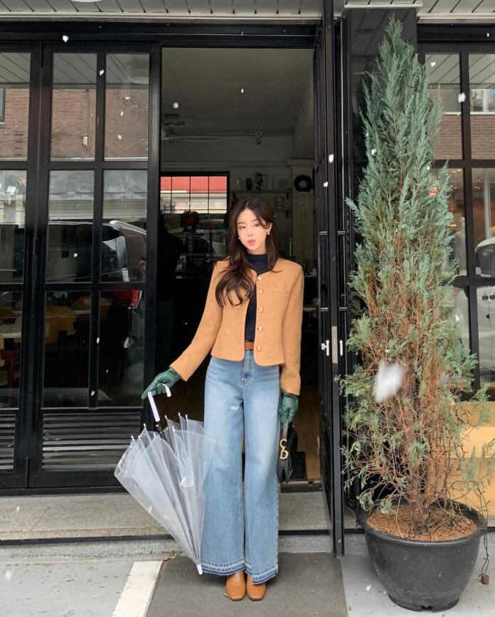 Quần jeans ống rộng, áo thun cổ lọ và áo dạ dáng ngắn