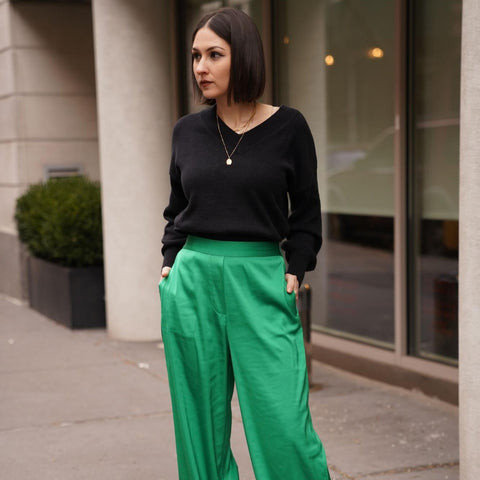 Quần màu xanh lá cây và áo sweater đen