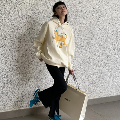 Quần ống loe và áo hoodie