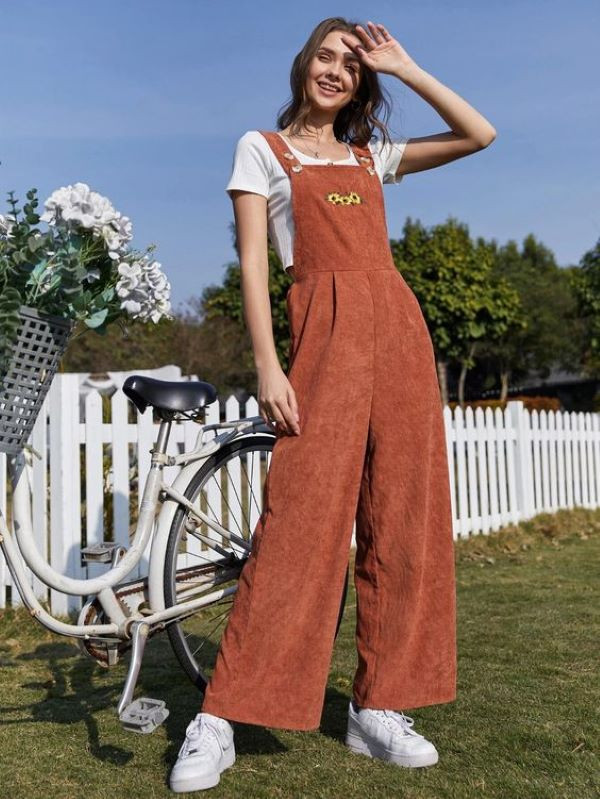 Quần yếm ống rộng phối với áo thun croptop