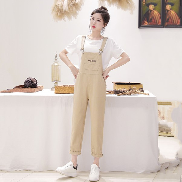 Quần yếm ống rộng phối với áo thun oversize